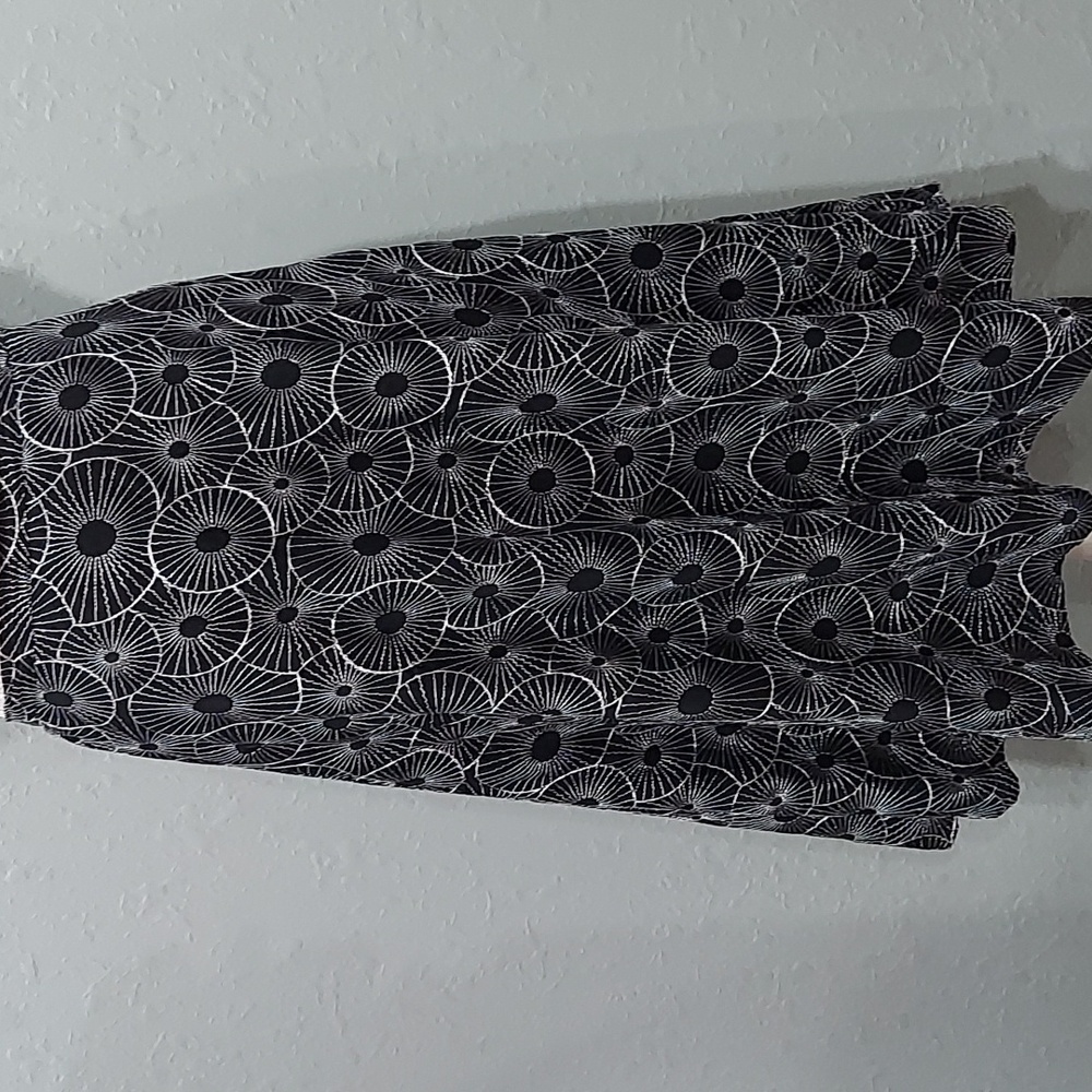Chicos black w/ white circle wheel embroidery skirt equivalent size s